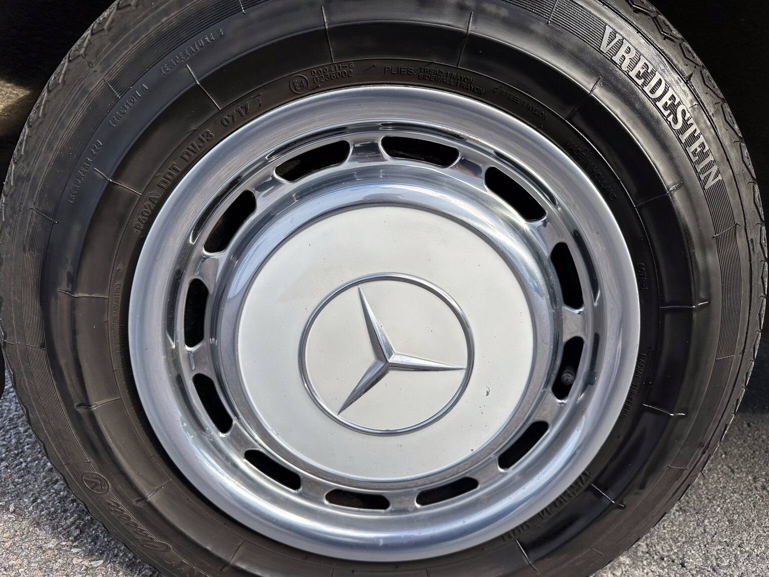 Aussenfoto 1975 Mercedes Benz 200