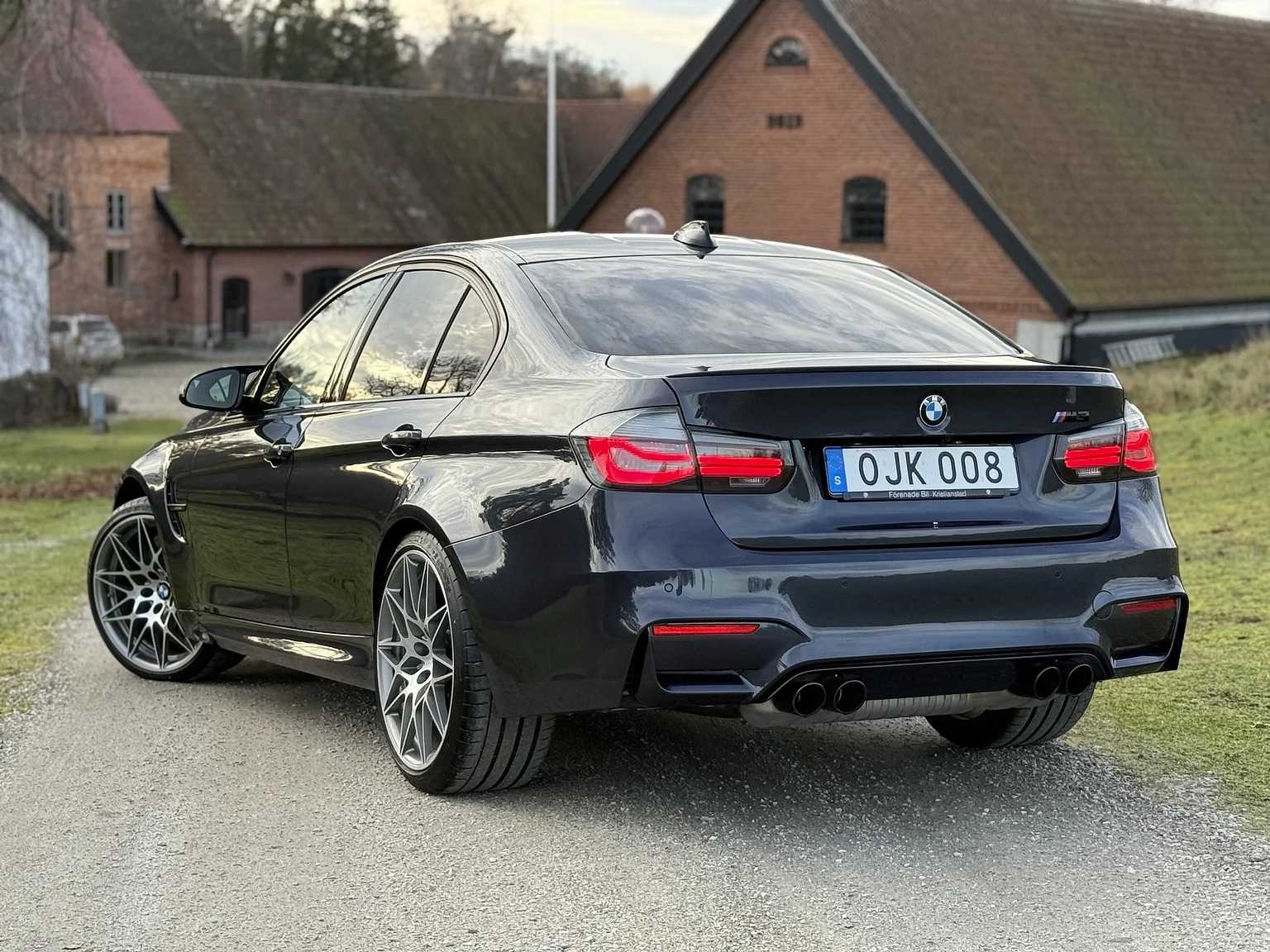 Exteriörbild på 2017 BMW M3 Competition 30 Jahre (18)
