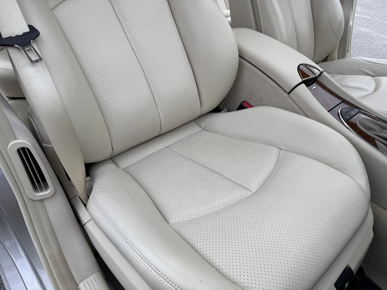 Interior image of 2004 Mercedes-Benz E 500 7G-Tronic (37)
