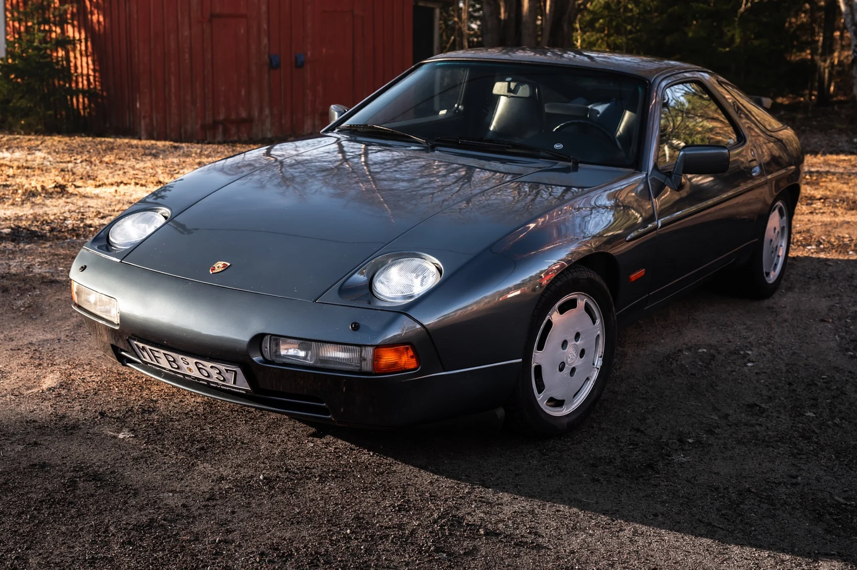 Exterior image of 1988 Porsche 928 S4 (16)