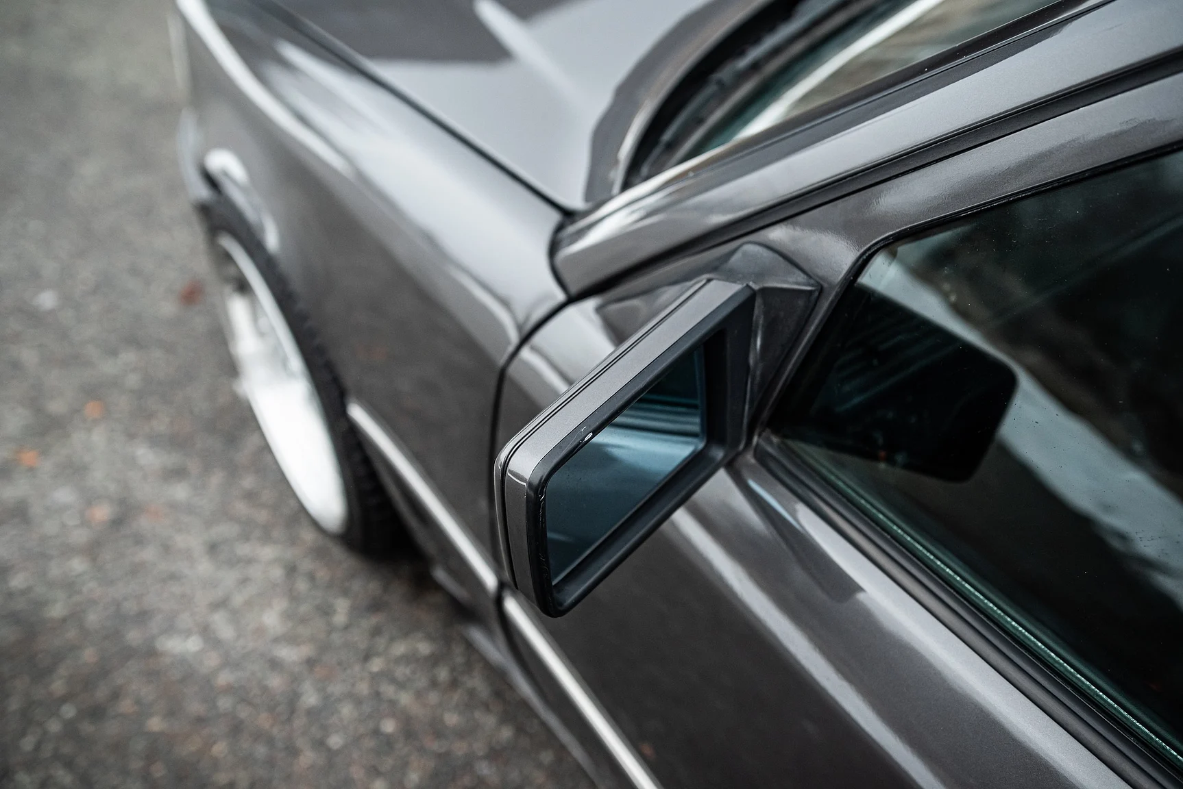 Exterior image of 1993 Mercedes-Benz E 320 "AMG" (32)