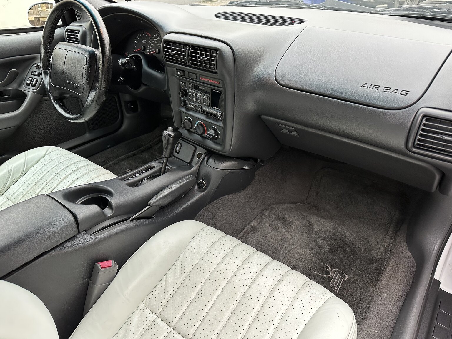 Innenraumfoto von 1997 Chevrolet Camaro Z28 30th Anniversary (31)