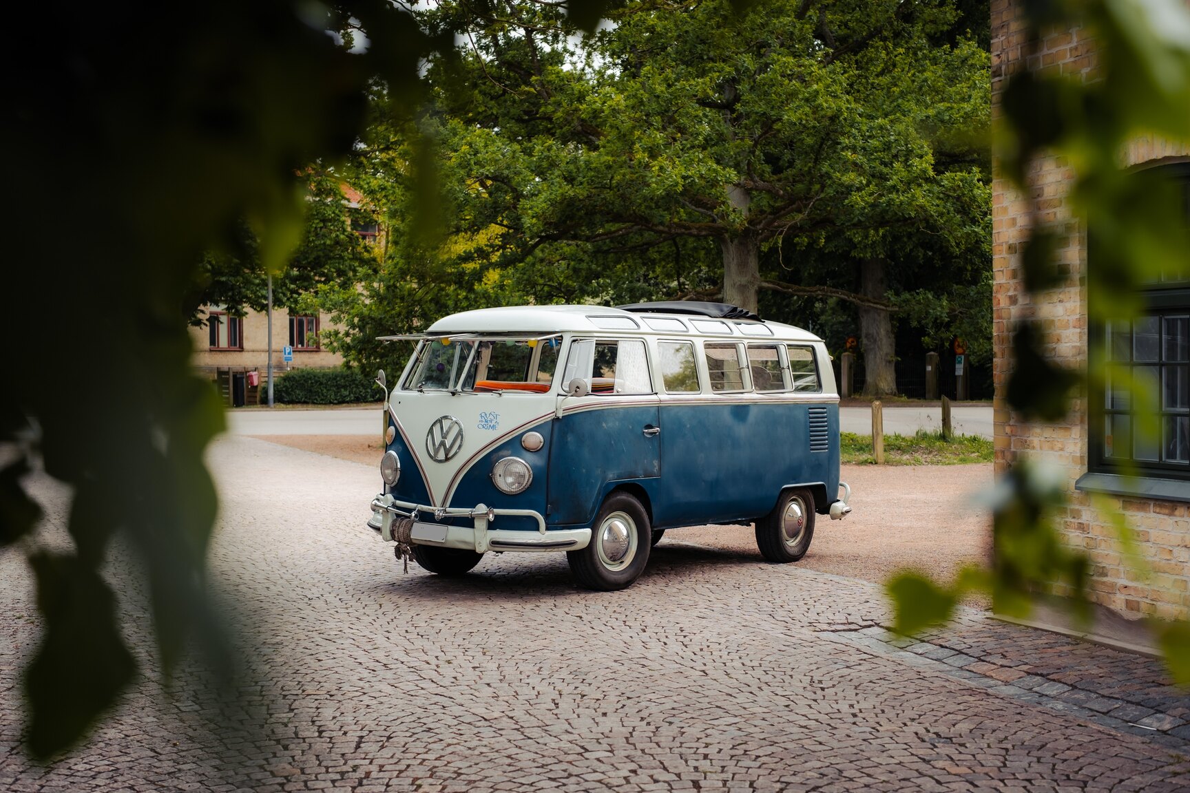 Exterior image of 1964 Volkswagen Kleinbus Transporter 1500 Deluxe “21-fönsters Samba”