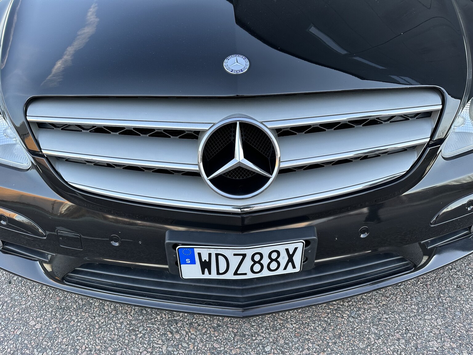 Exterior image of 2007 Mercedes-Benz R63 AMG