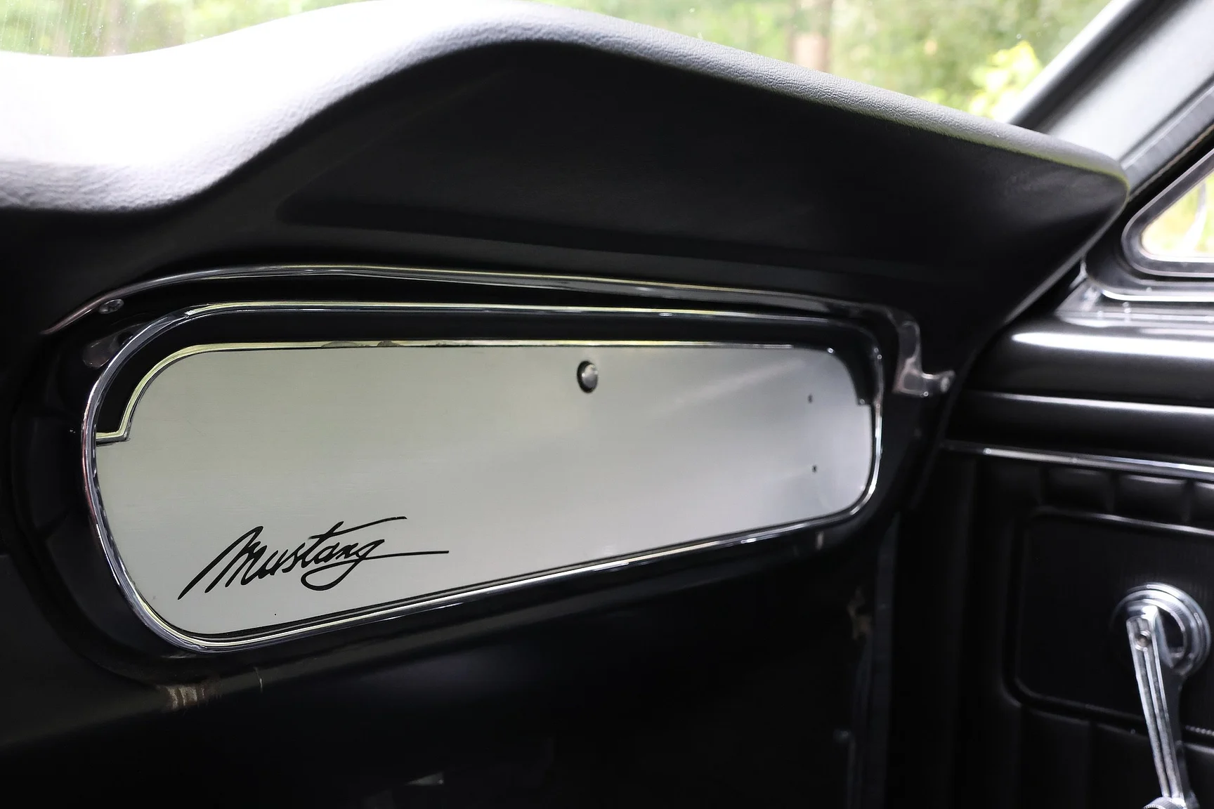 Interiörbild 1965 Ford Mustang Fastback Restomod (32)