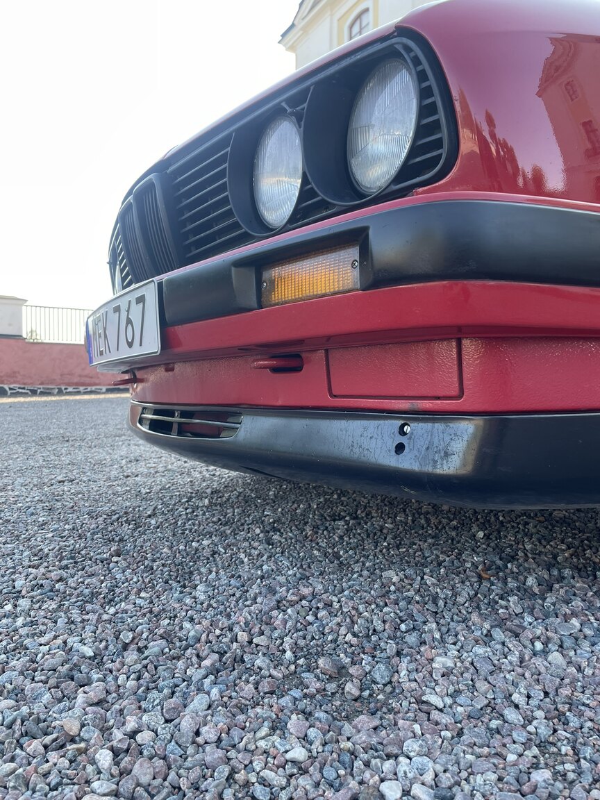 Exterior image of 1987 BMW 320i