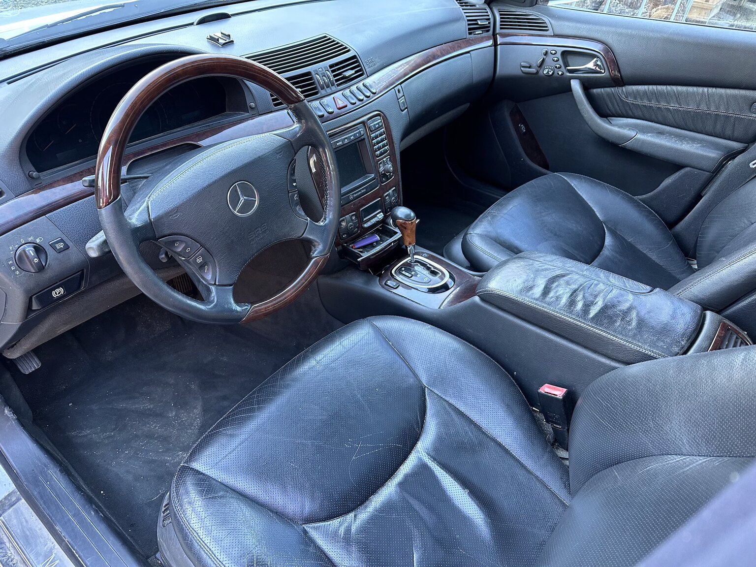 Interior image of 1999 Mercedes-Benz S 500 L