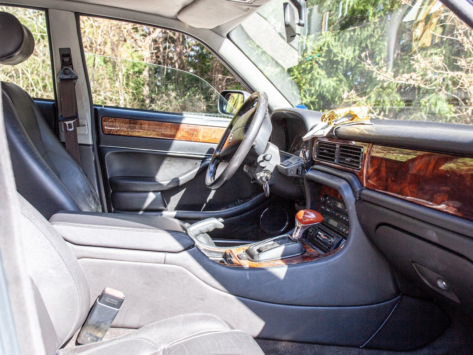 Interior image of 1997 Jaguar XJ6 3.2