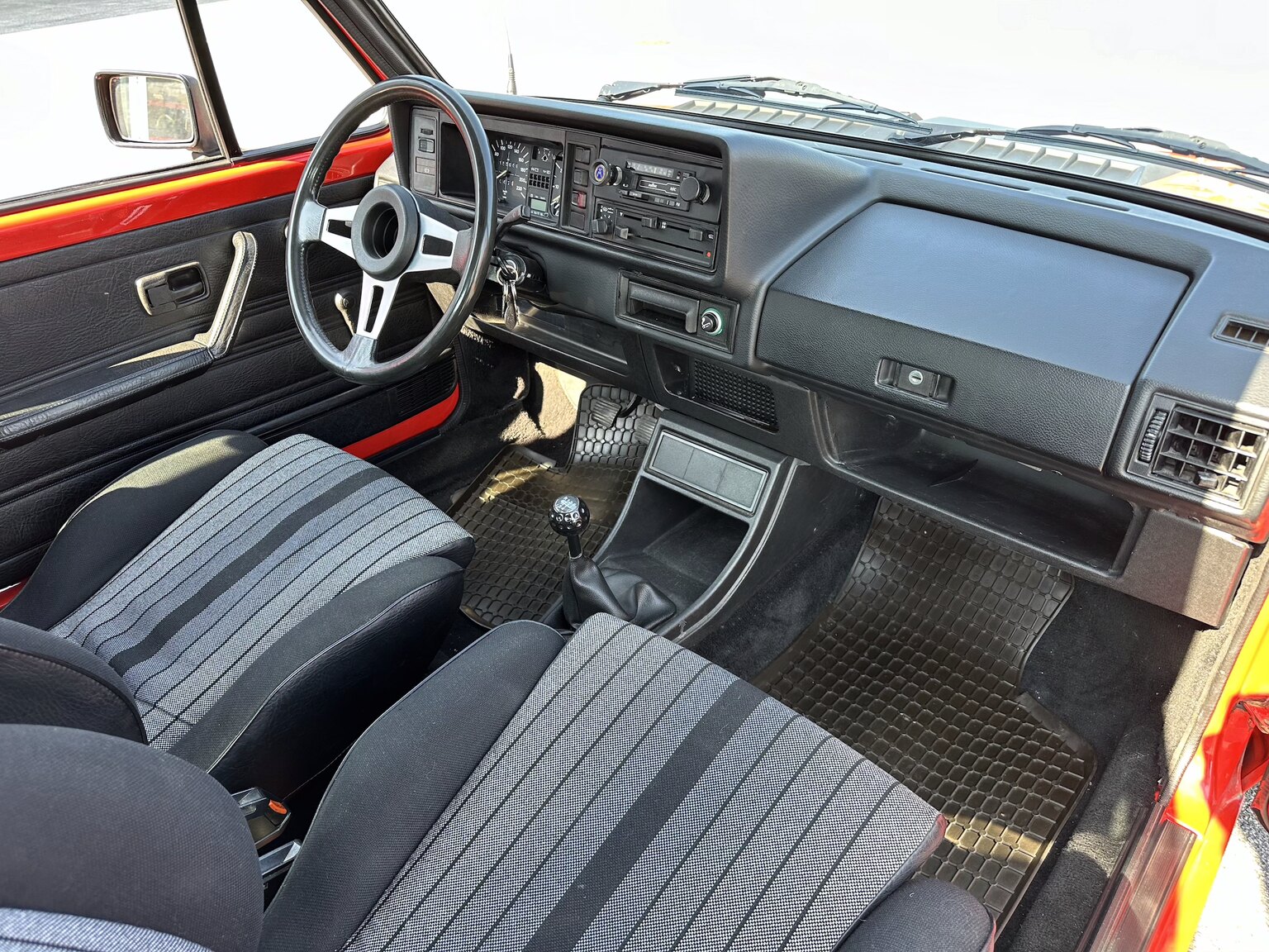 Innenraumfoto von 1984 Volkswagen Golf GTI