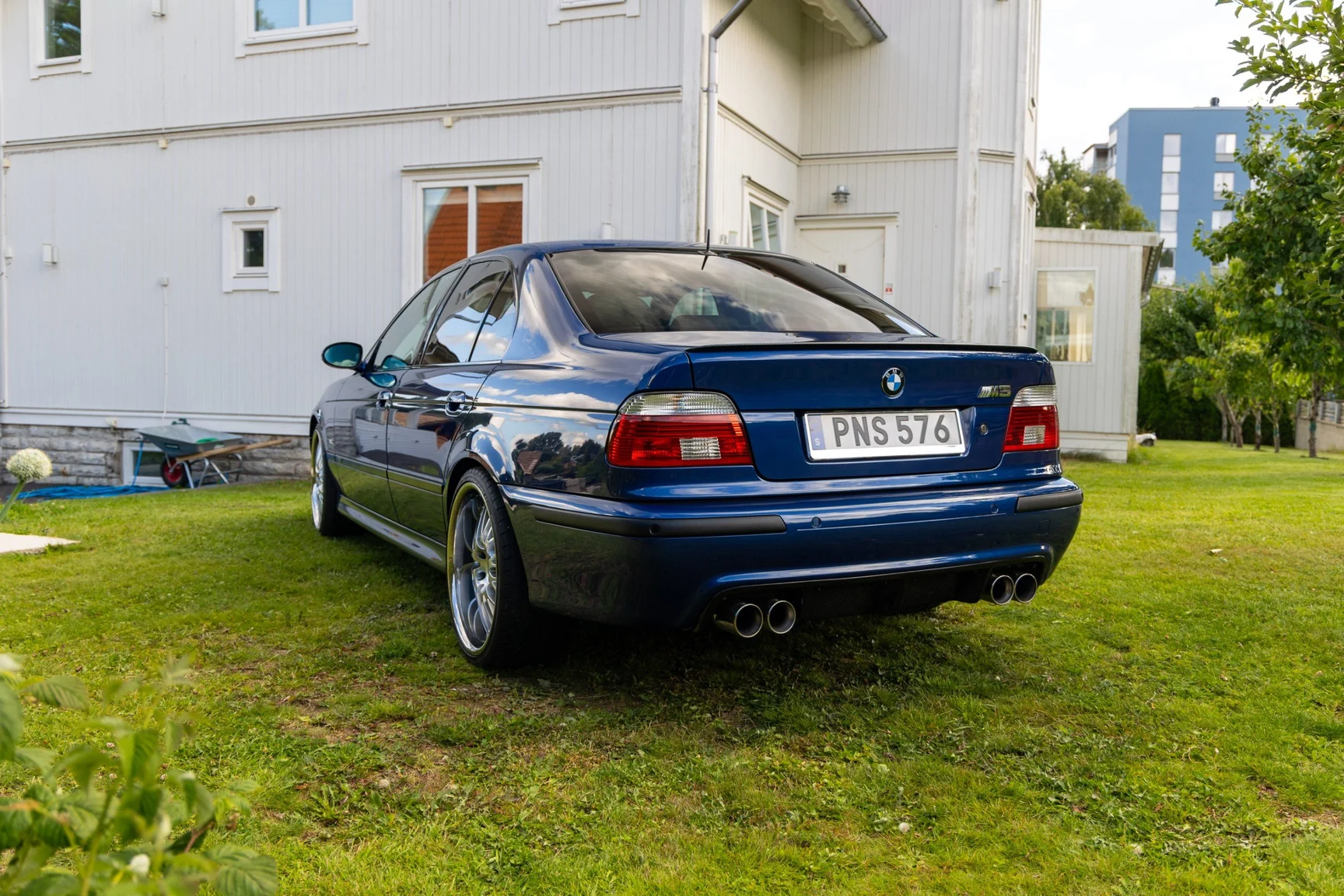 Exterior image of 2002 BMW M5 E39 (12)