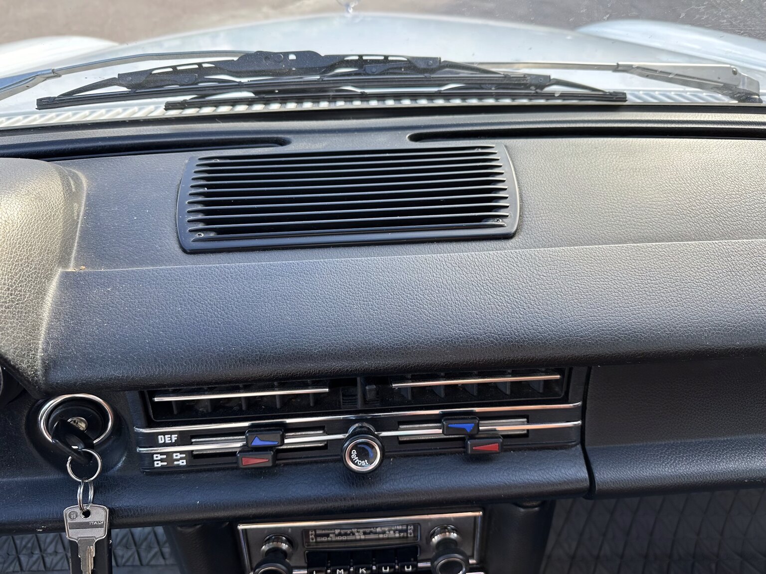 Innenraumfoto von 1975 Mercedes Benz 200