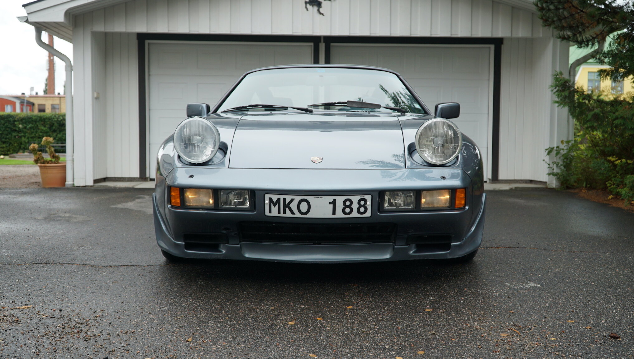 Exterior image of 1983 Porsche 928S (27)