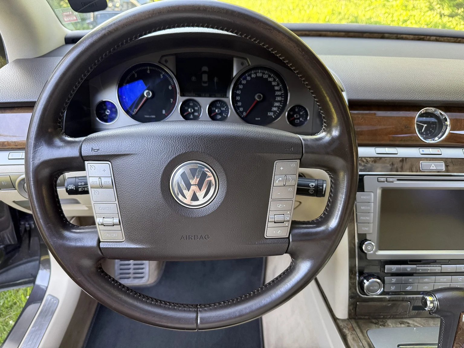 Innenraumfoto von 2009 Volkswagen Phaeton W12 LWB Executive (70)