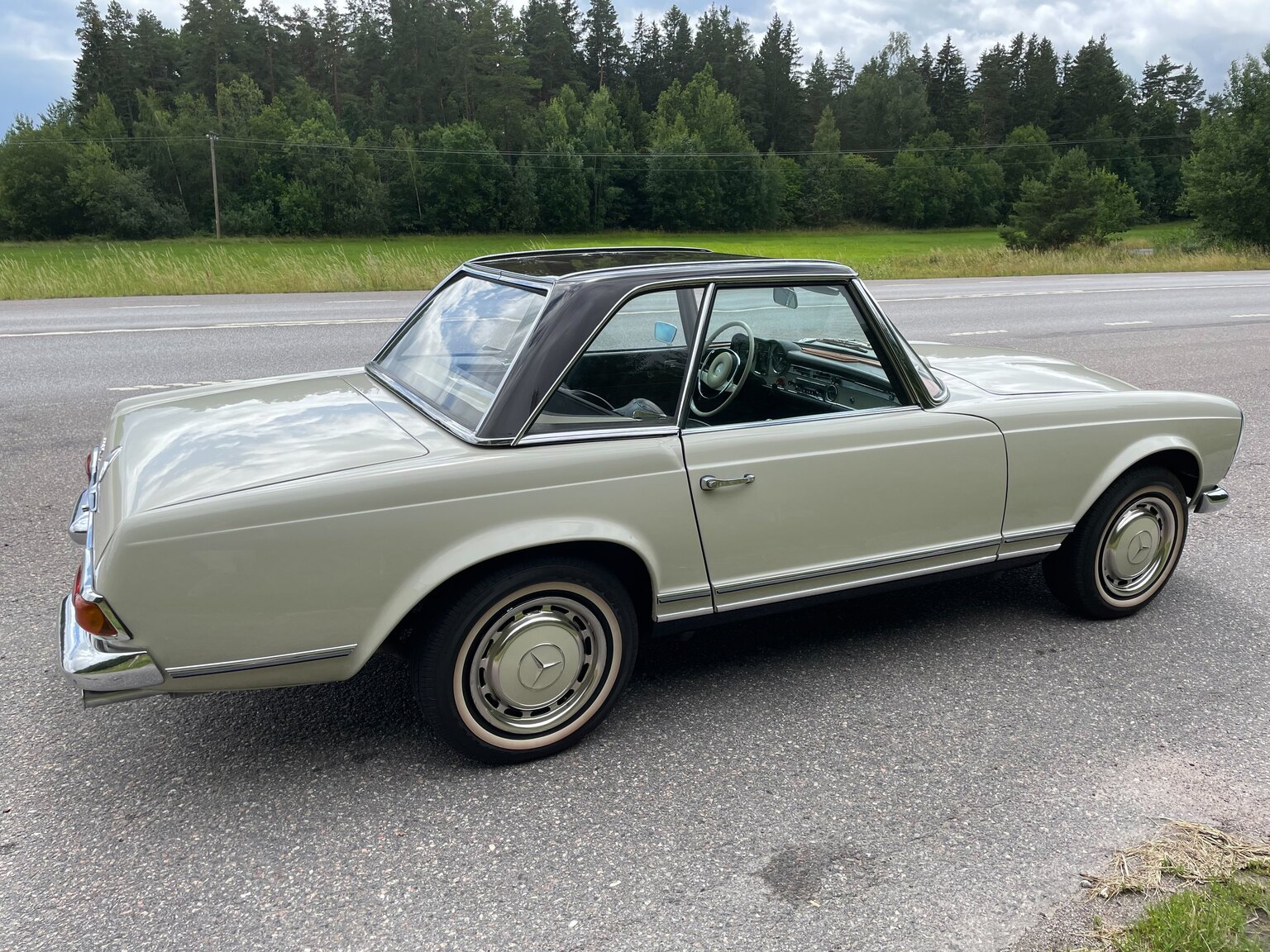 Exteriörbild på 1968 Mercedes Benz SL 280 Pagoda