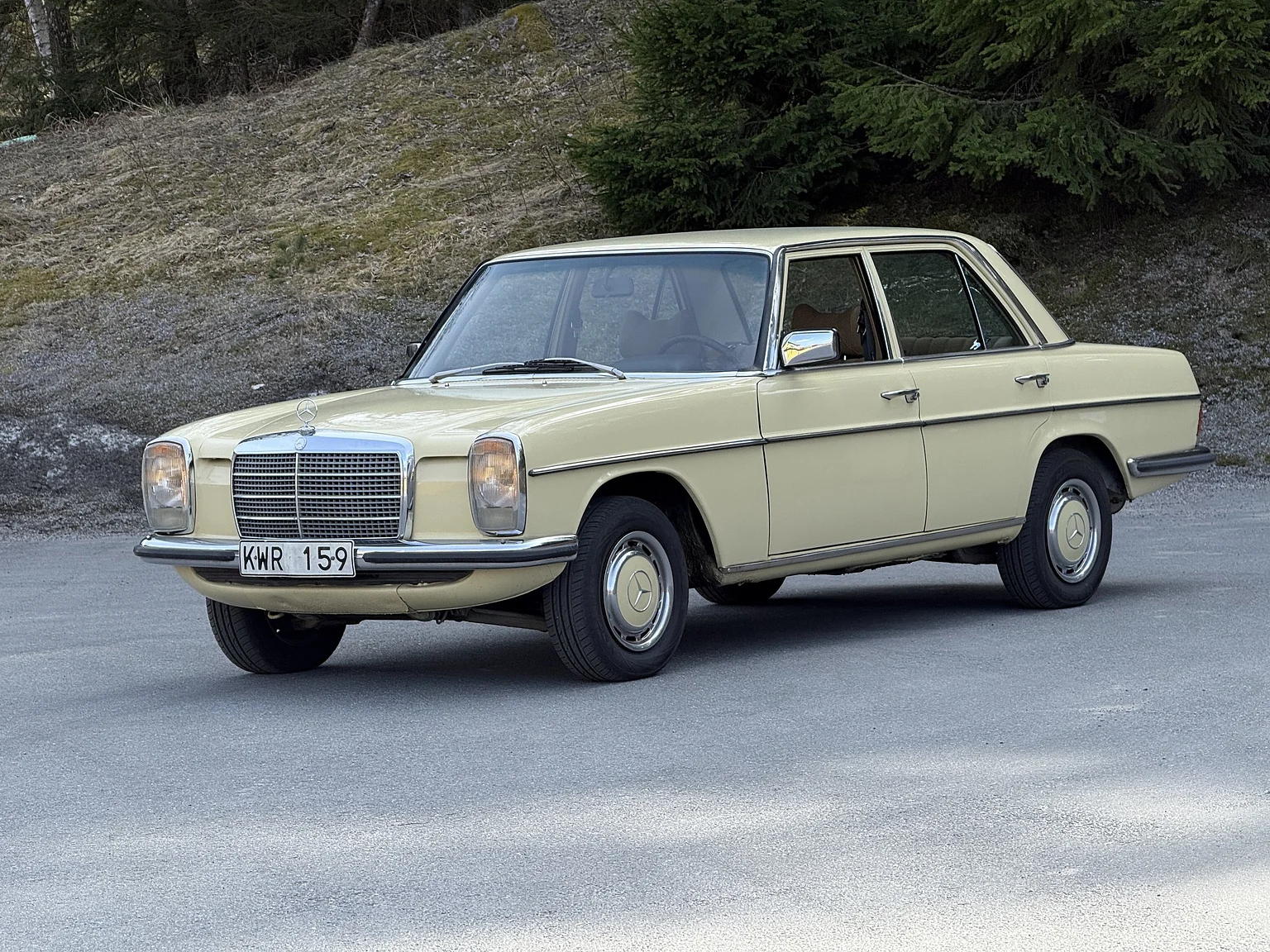 Exteriörbild på 1974 Mercedes-Benz 230 Automatic (4)
