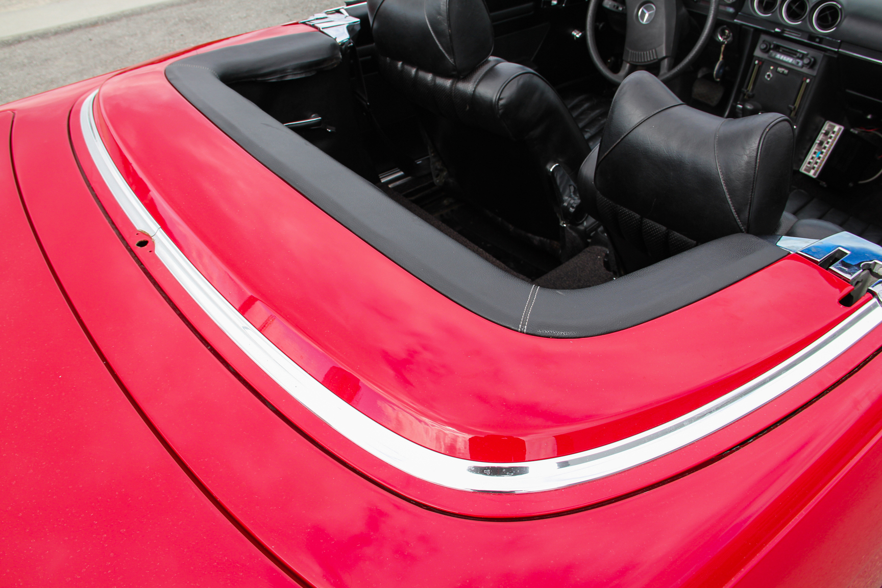 Exterior image of 1975 Mercedes-Benz 280 SL