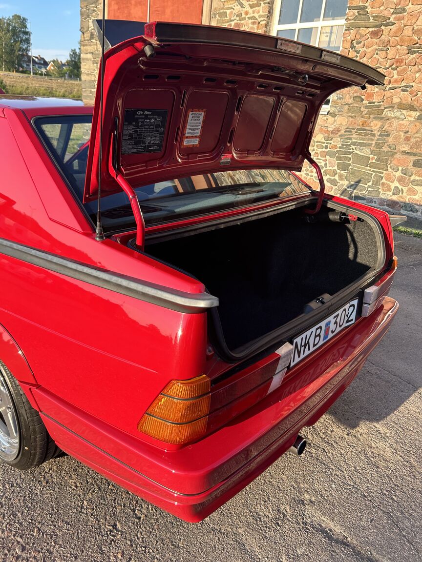 Interior image of 1988 Alfa Romeo 75 (26)
