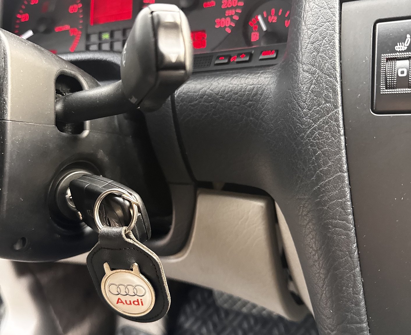 Interiörbild 1999 Audi S8 4.2 Quattro