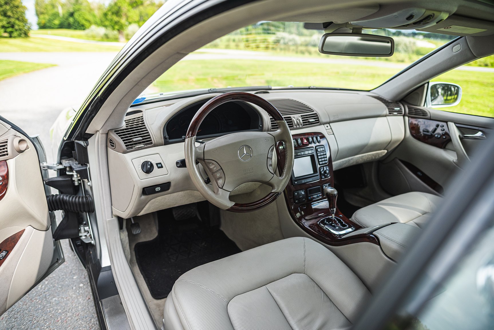 Interior image of 2000 Mercedes-Benz CL 500