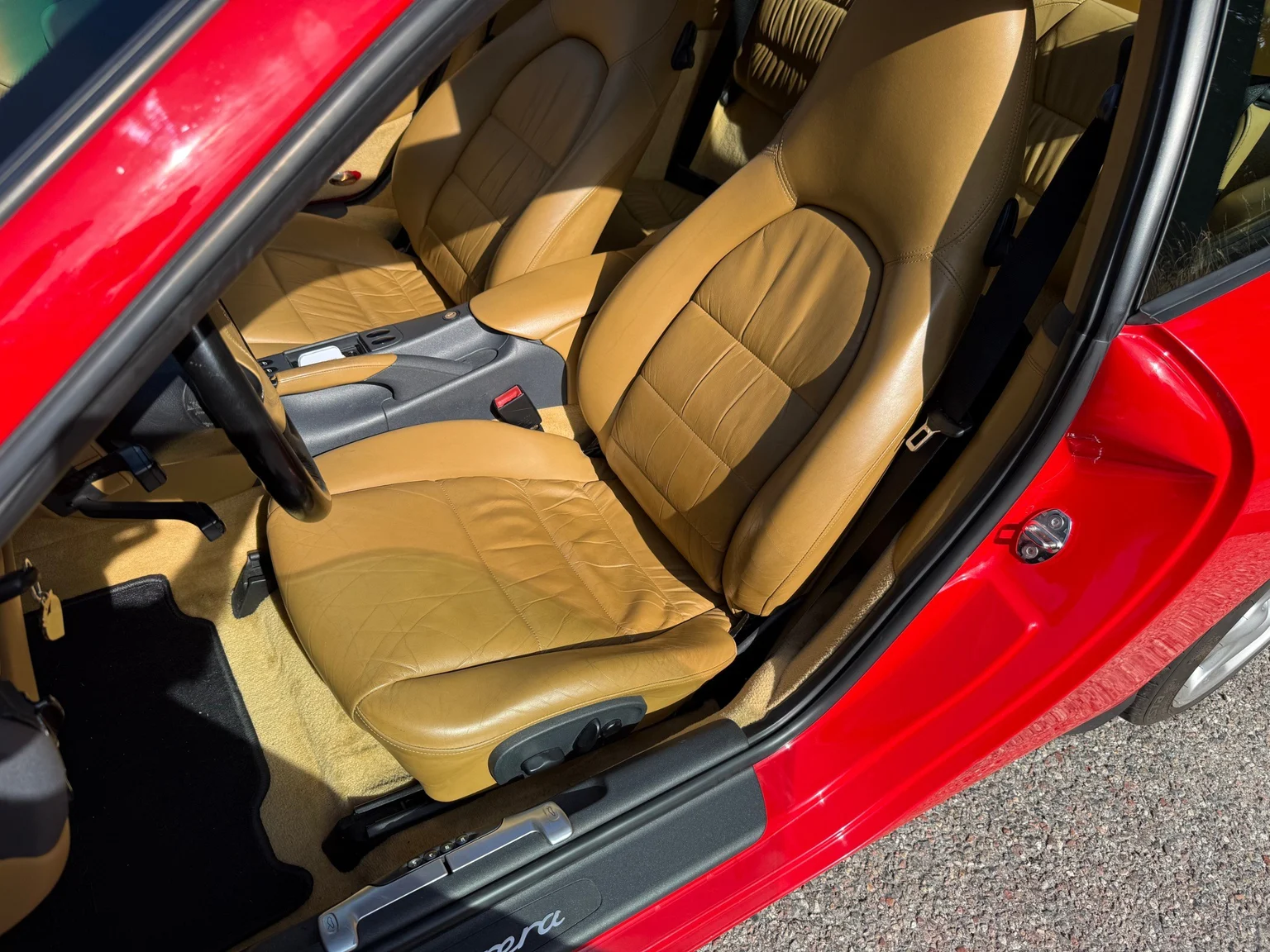 Interior image of 1998 Porsche 911 Carrera (29)