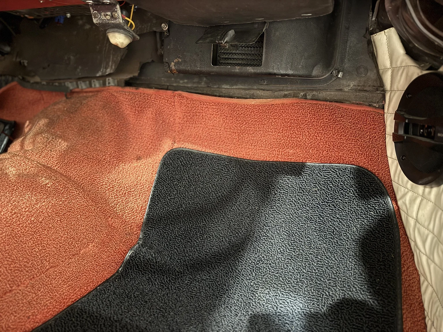 Innenraumfoto von 1956 Ford Fairlane Sunliner V8 5.1 (48)