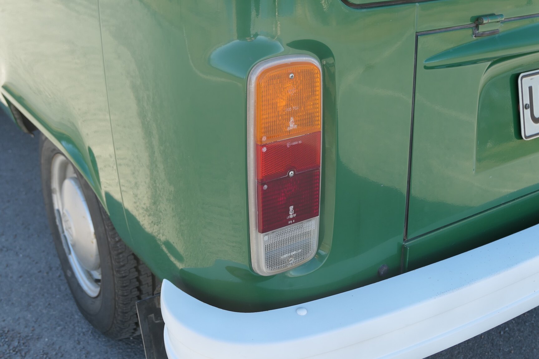 Exteriörbild på 1975 Volkswagen Transporter 1600 Minibuss