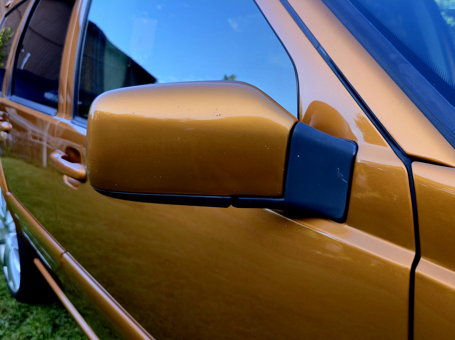 Exterior image of 1998 Volvo V70 R 2.3 T Automatisk