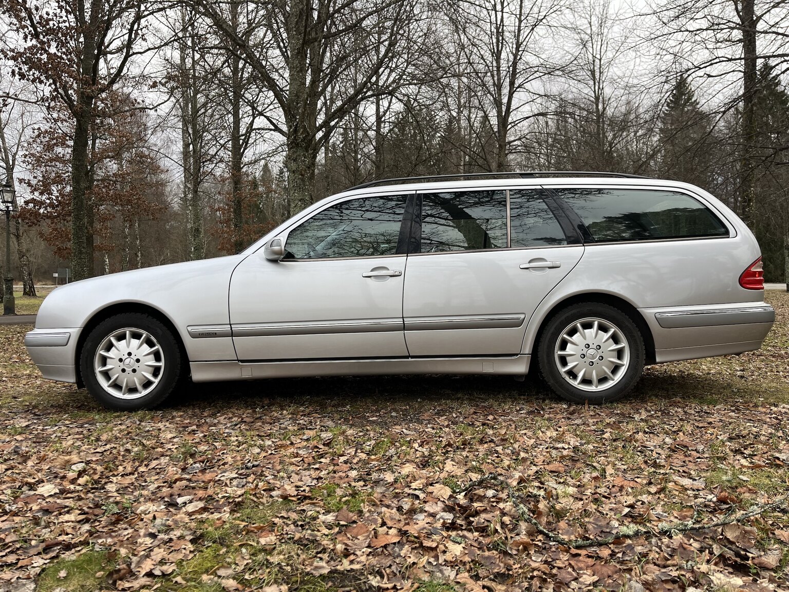 Exteriörbild på 1999 Mercedes-Benz E320 T Automat