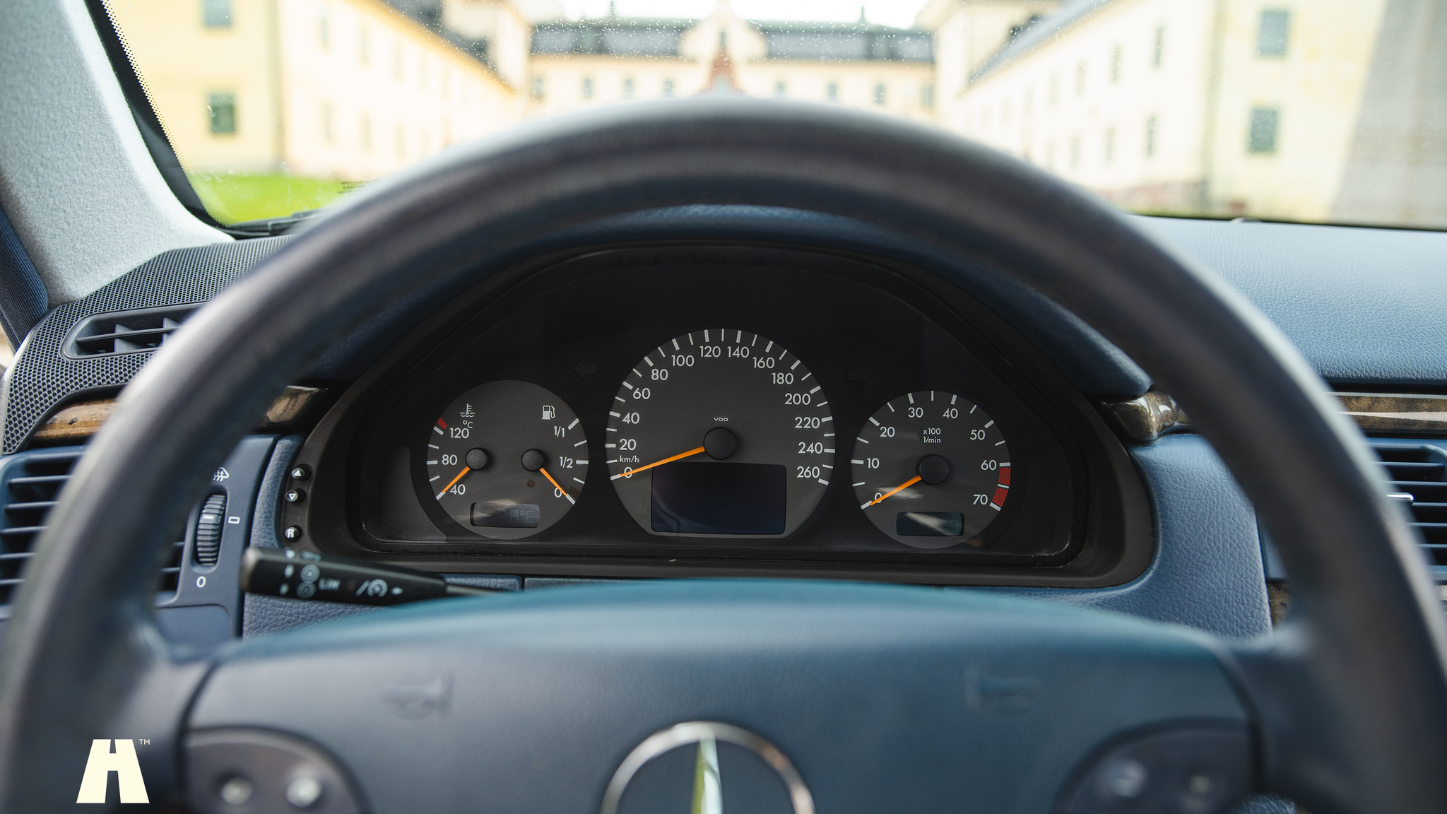 Innenraumfoto von 2000 Mercedes E430