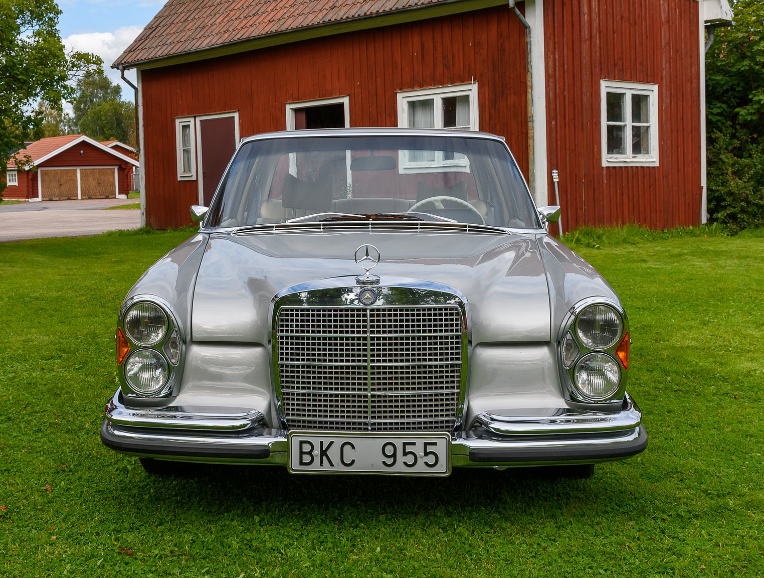 Exterior image of 1969 Mercedes-Benz 300 SEL