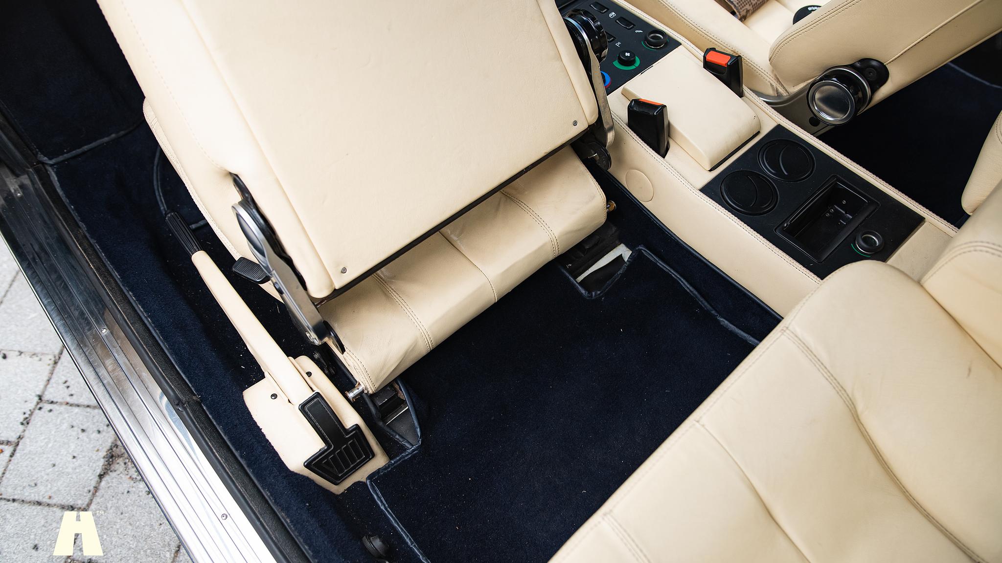 Interior image of 1985 Ferrari Mondial Quattrovalvole Design by Pininfarina (11)