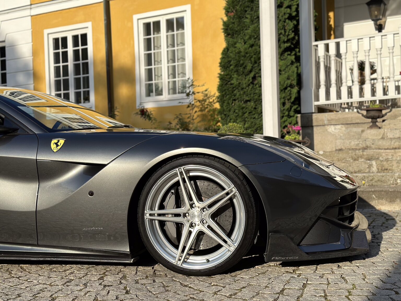Exteriörbild på 2013 Ferrari F12 Berlinetta