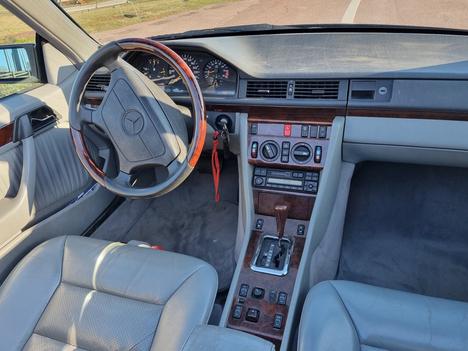 Interiörbild 1993 Mercedes-Benz 300 CE Cabriolet