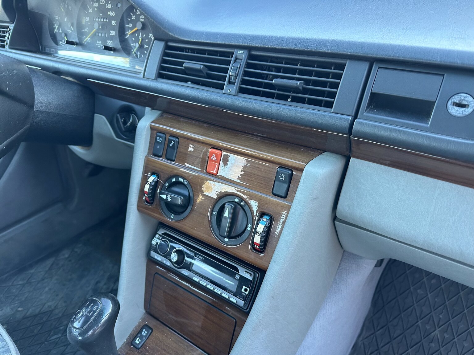 Innenraumfoto von 1990 Mercedes-Benz 200 E