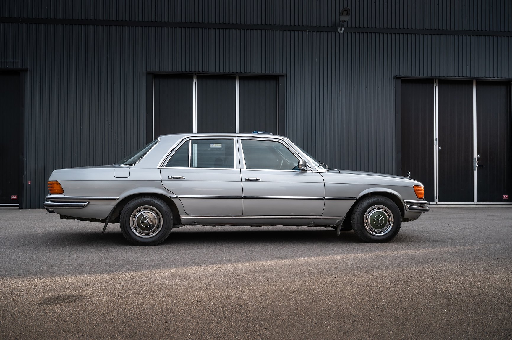 Exterior image of 1975 Mercedes-Benz 280 SE 