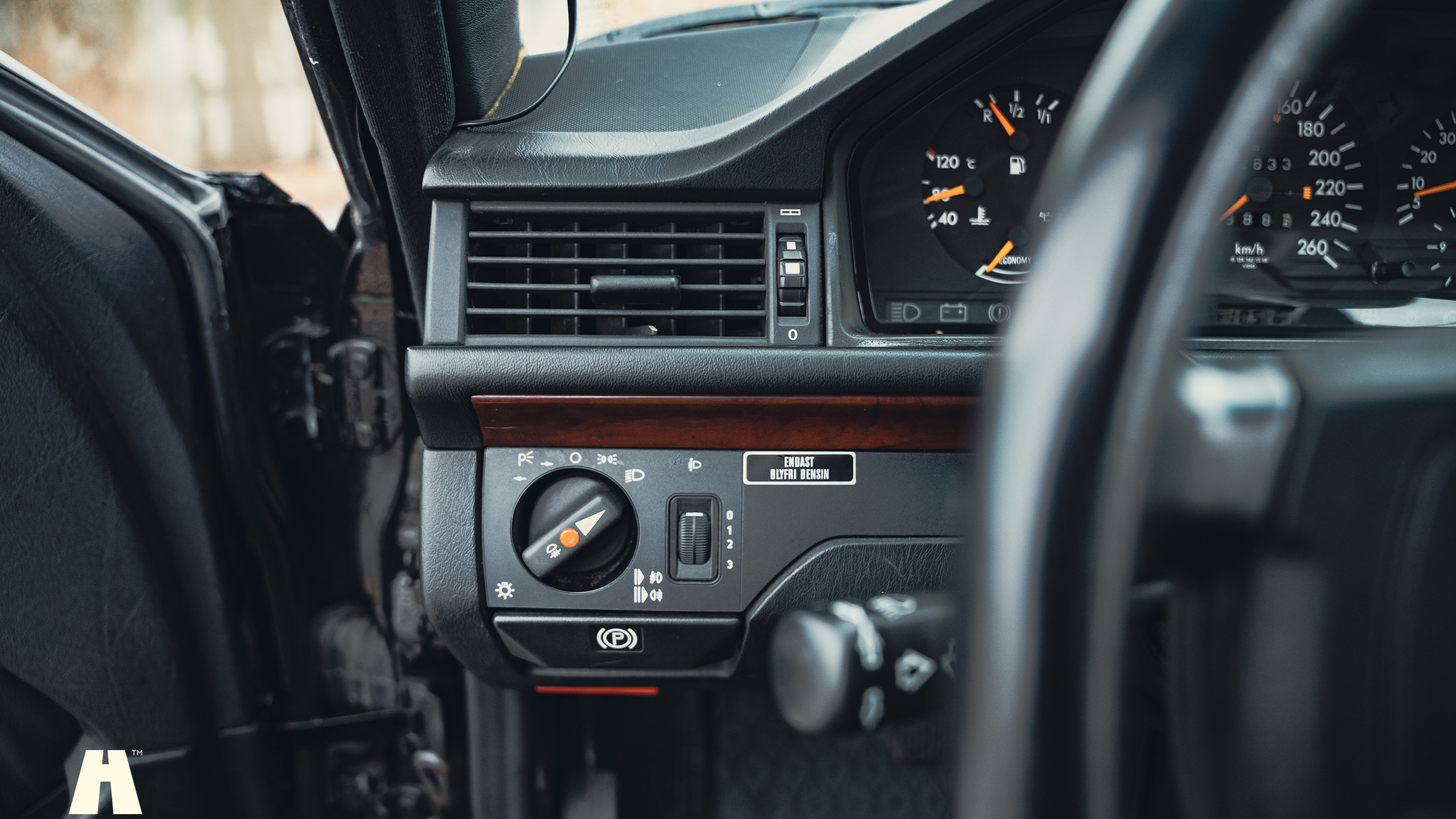 Interiörbild 1990 Mercedes 300 CE-24