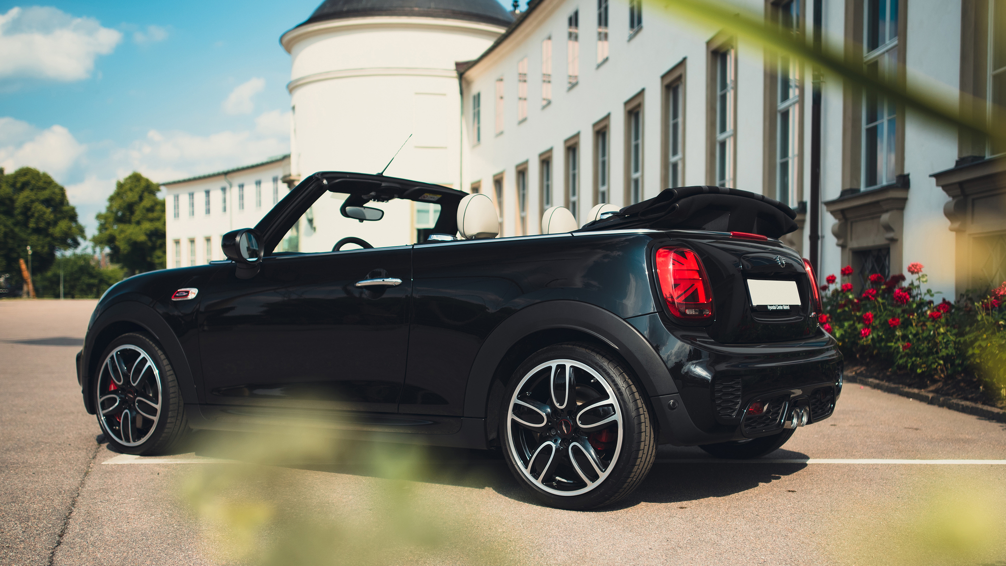 Exteriörbild på 2021 Mini John Cooper Works Cabriolet  (6)