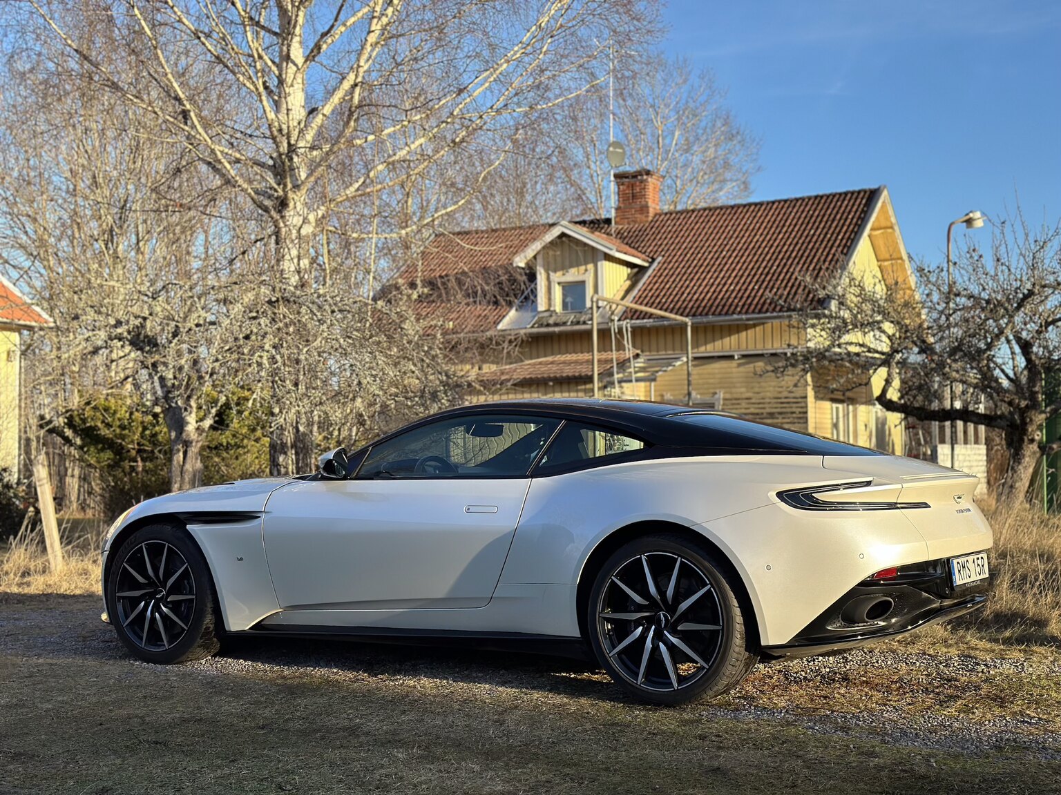 Exteriörbild på 2018 Aston Martin DB11