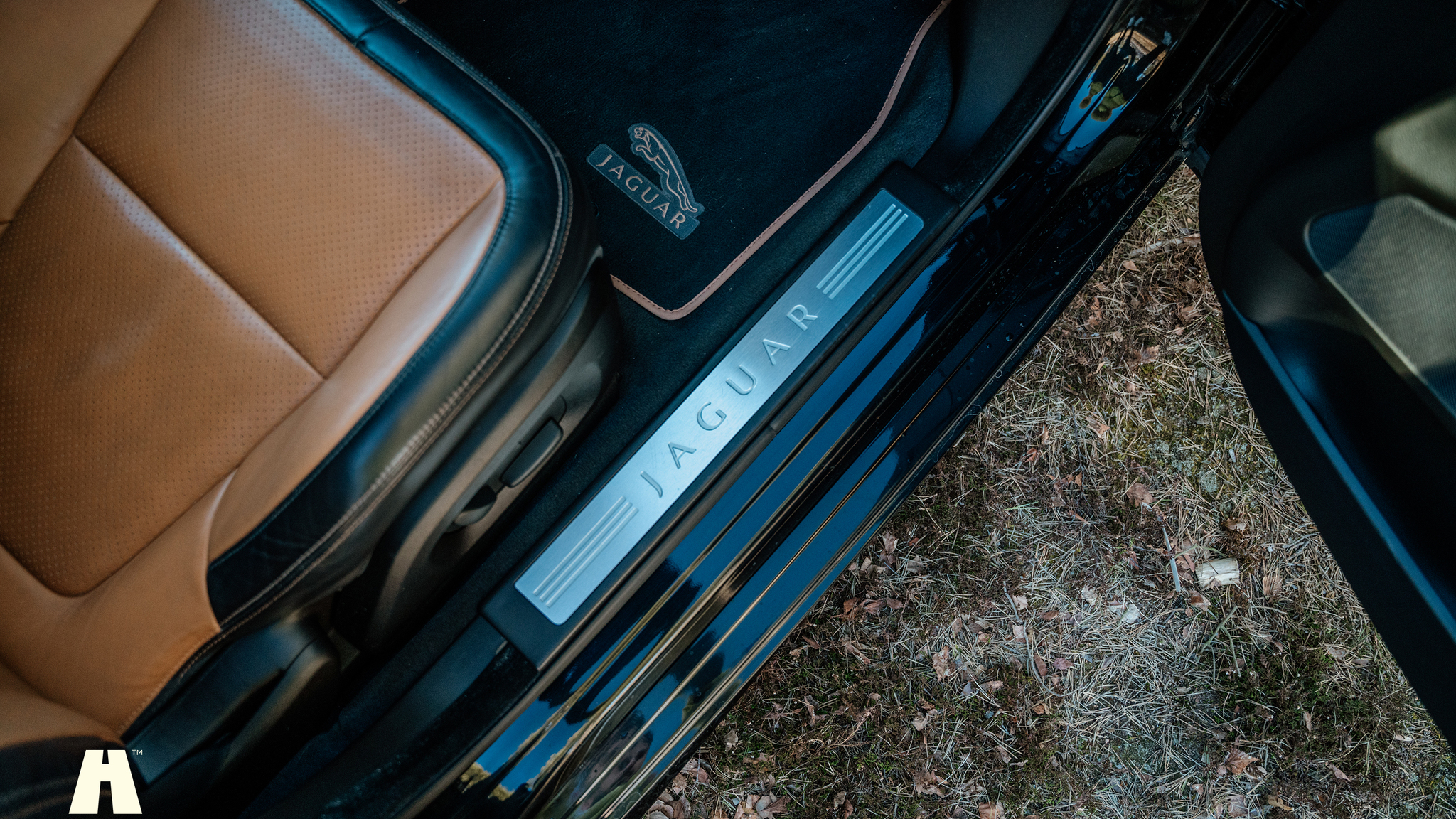 Interior image of 2010 Jaguar XFR (27)