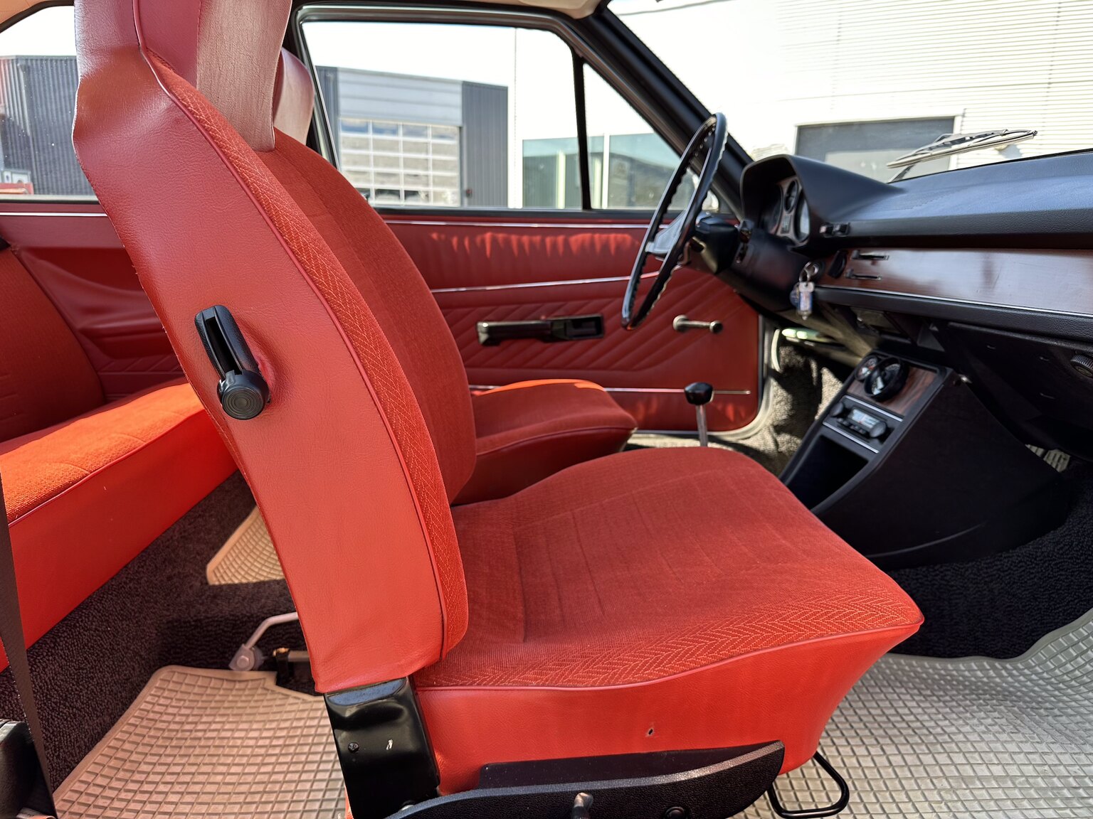 Innenraumfoto von 1974 Volkswagen Passat Two Door
