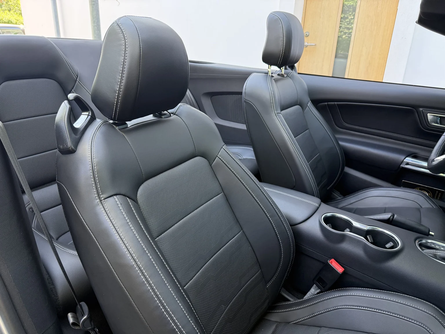Innenraumfoto von 2021 Ford Mustang GT Cabriolet (39)