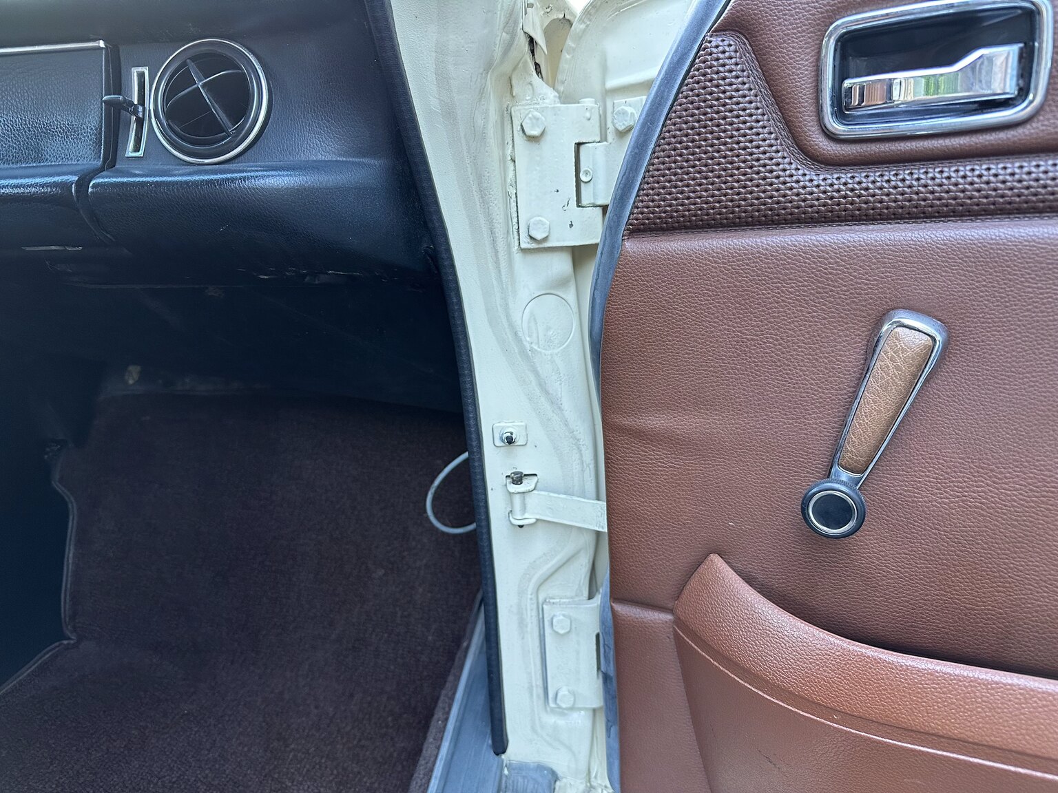 Interior image of 1974 Mercedes Benz 230.6