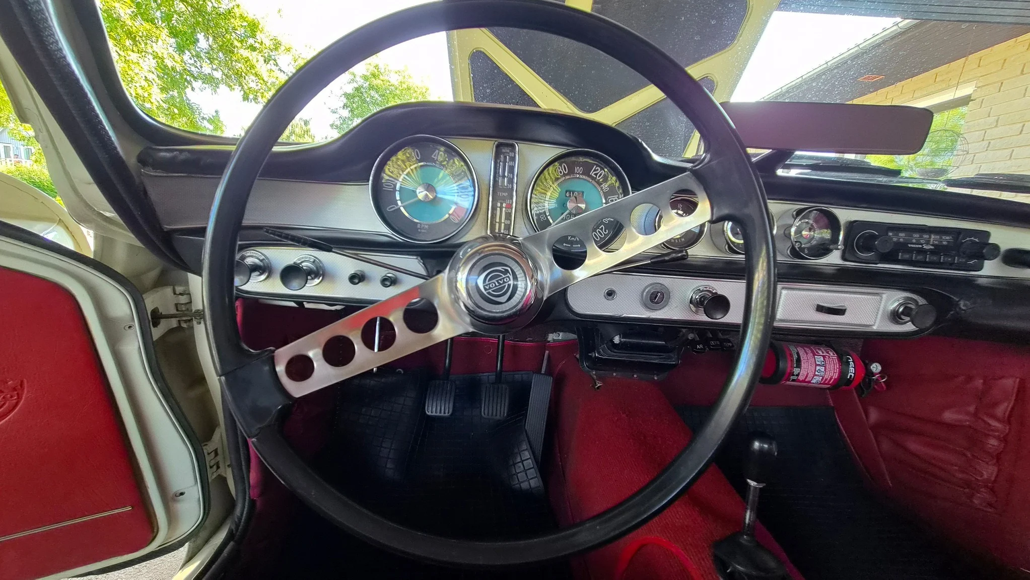 Interior image of 1966 Volvo P 1800S (6)