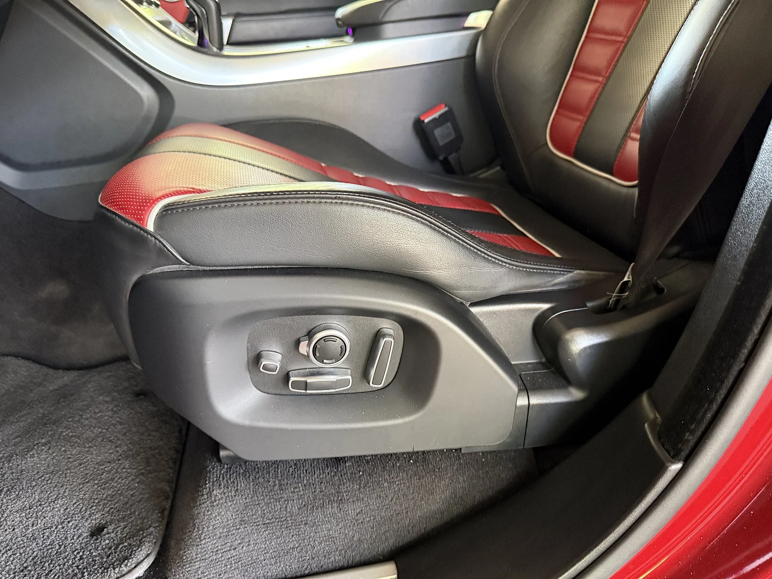 Interior image of 2017 Range Rover Sport SVR (15)