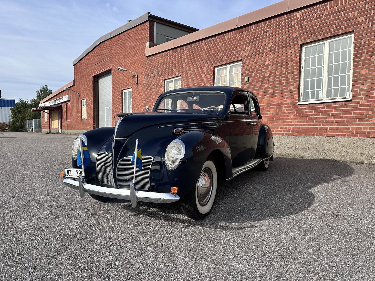 Exterior image of 1938 Lincoln Zephyr Sedan V12