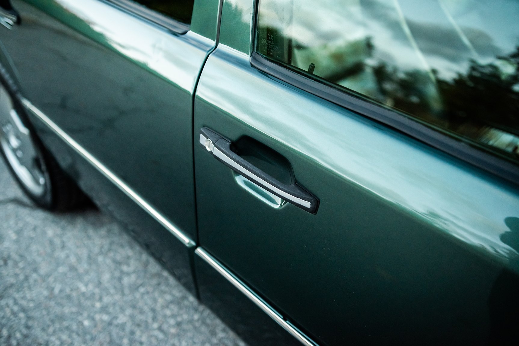 Exterior image of 1996 MERCEDES-BENZ E 320 T