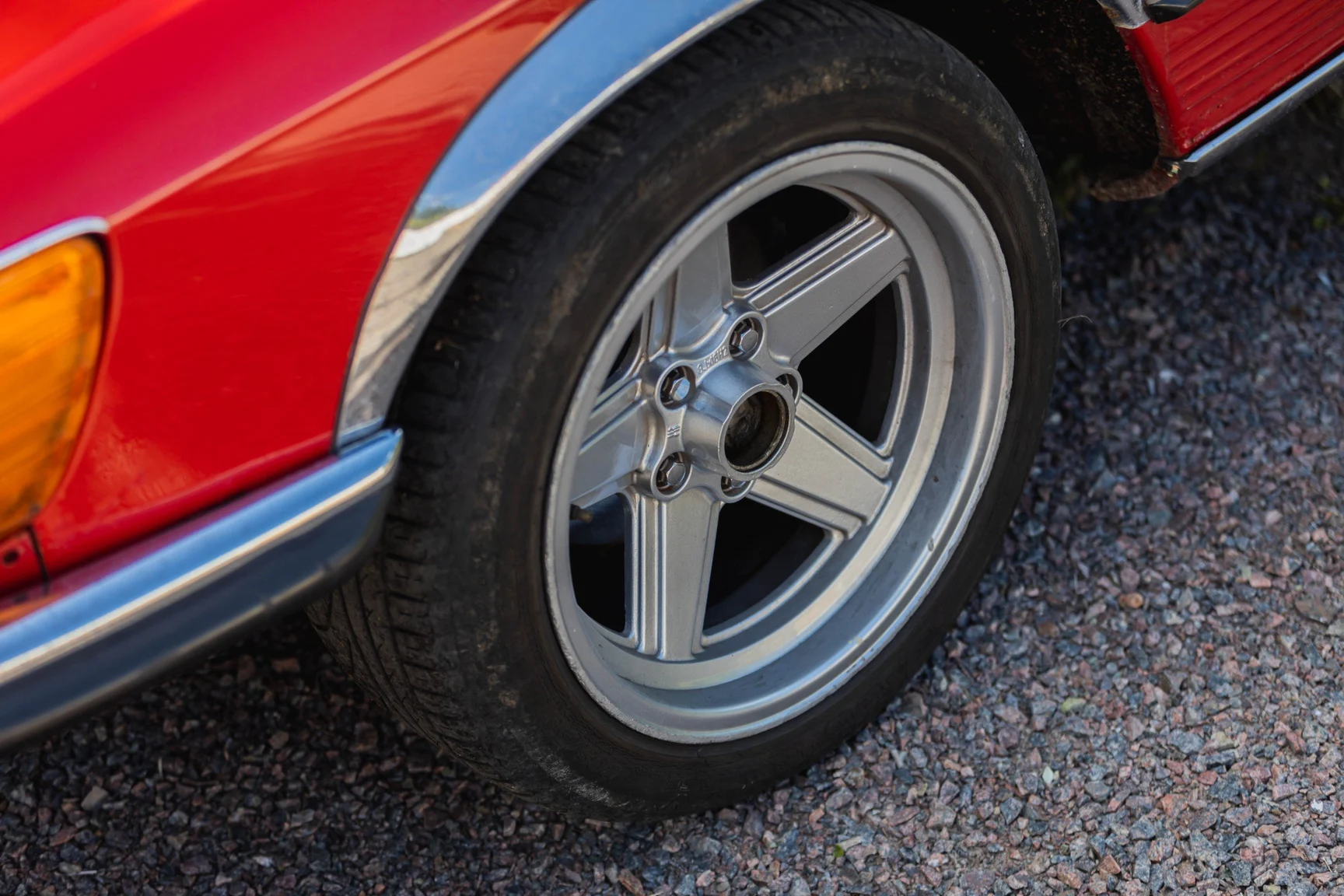 Exterior image of 1975 Mercedes-Benz 280 SL (23)
