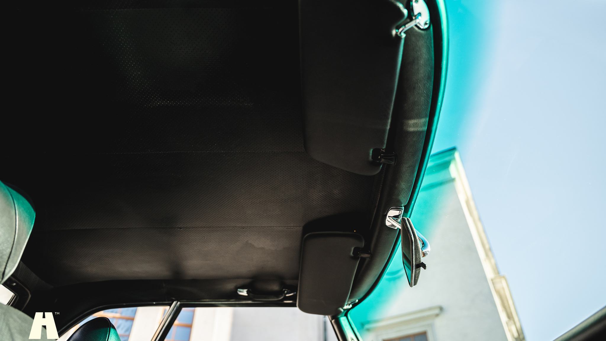 Interior image of 1970 Mercedes 280 SL Pagoda (16)