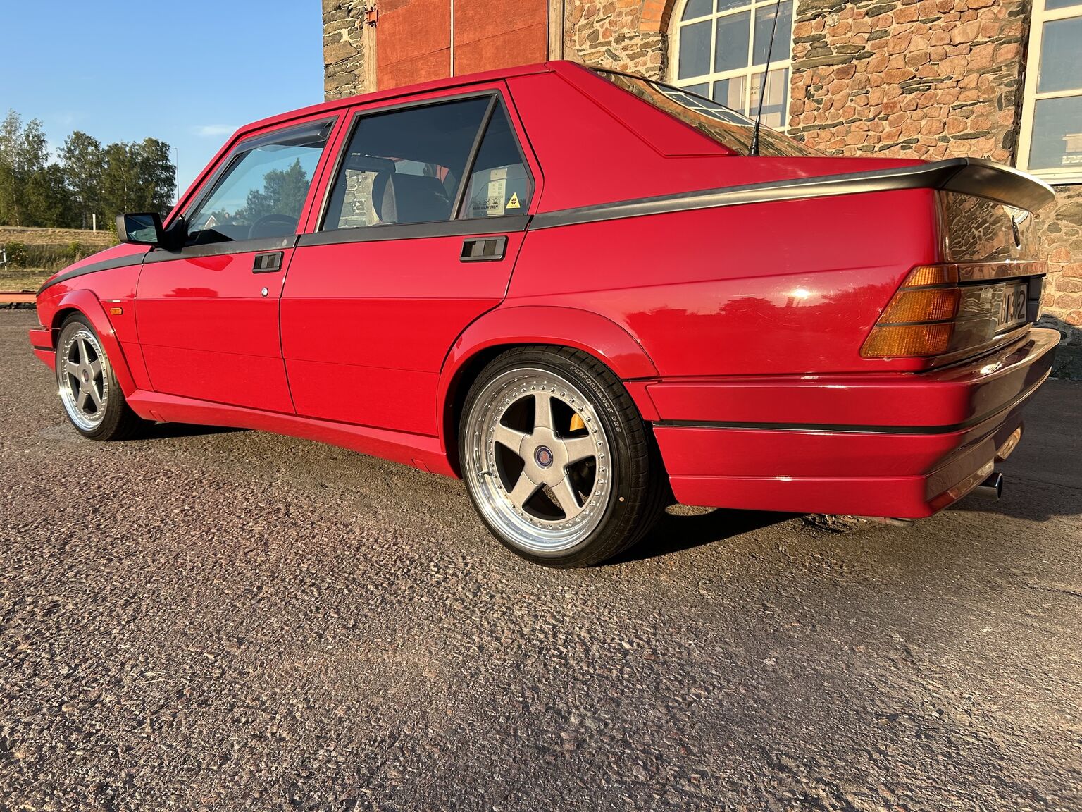 Exterior image of 1988 Alfa Romeo 75 (49)