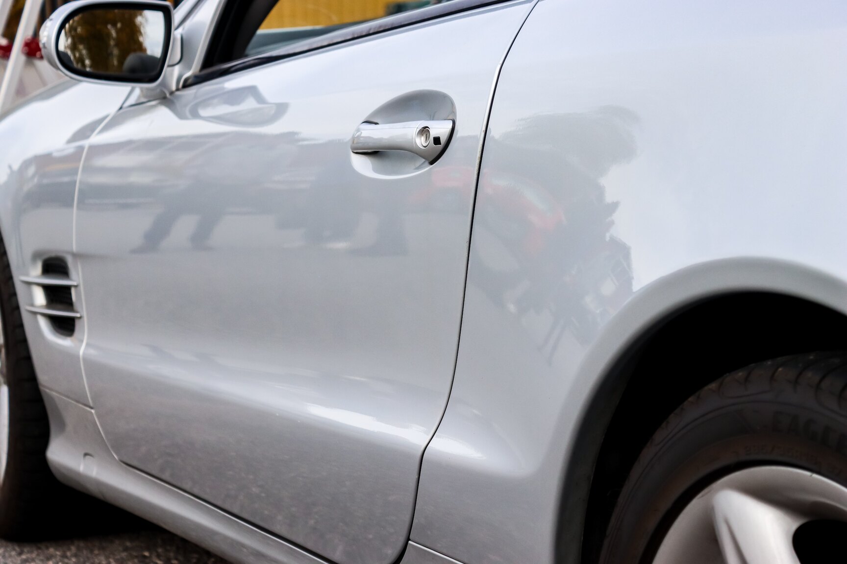 Exterior image of 2006 Mercedes-Benz SL 500